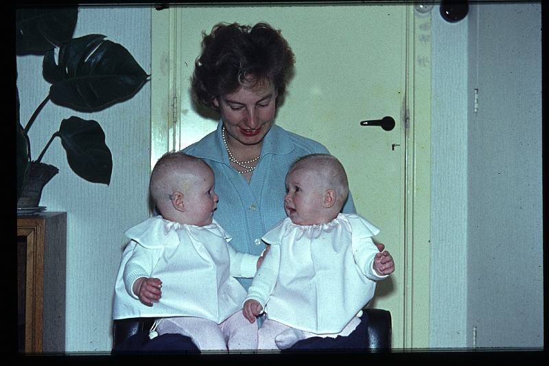 14.Delft feb 1964 Mama,Brigitte,Marion.JPG